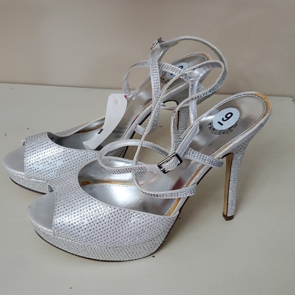 PROM?? Sherita-fy silver sparkling heels size 9